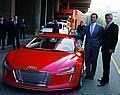 Arnold Schwarzenegger und Peter Schwarzenbauer am Audi e-tron